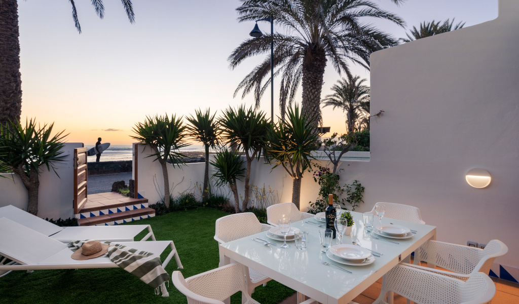 Terras met eettafel en uitzicht op de zonsondergang op Tenerife.