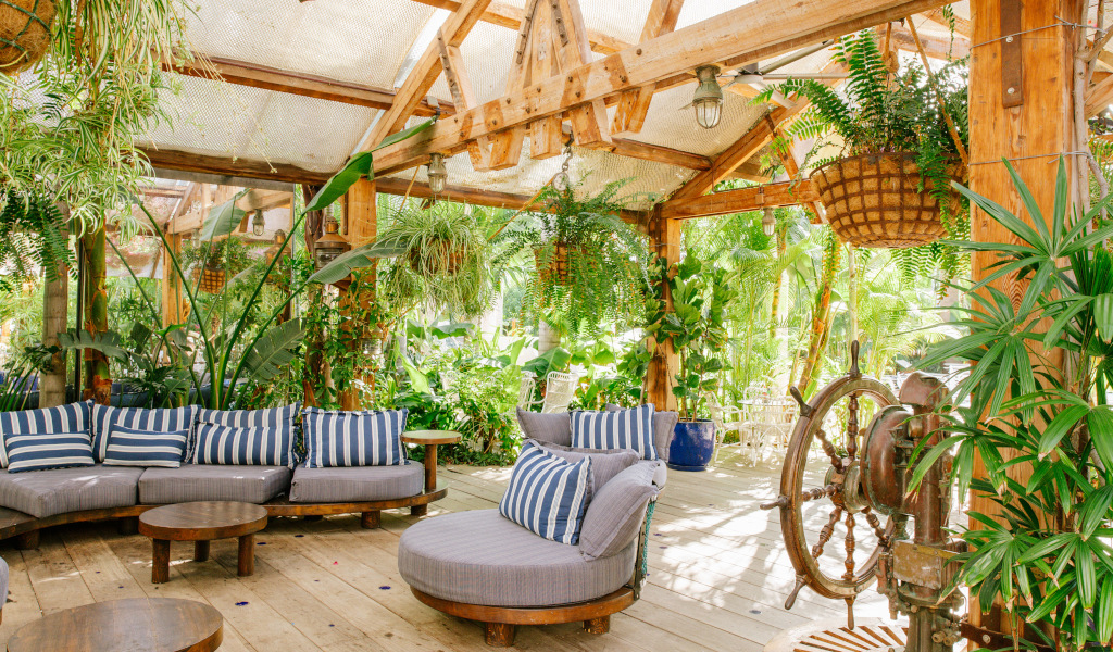 Rustplaats met planten en houten decoratie op Tenerife.