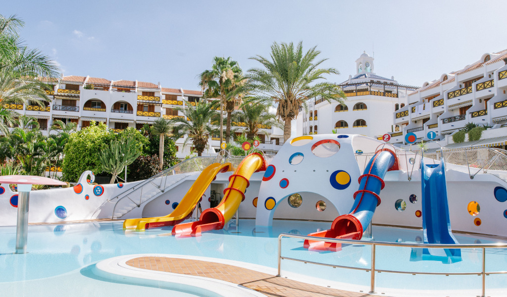 Kleurrijke glijbanen in een kinderzwembad in een hotel op Tenerife.