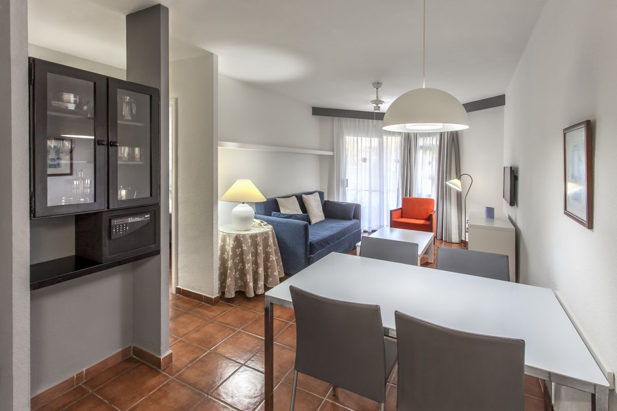 Woonkamer met banken, tafel en moderne decoratie in een hotel op Tenerife.