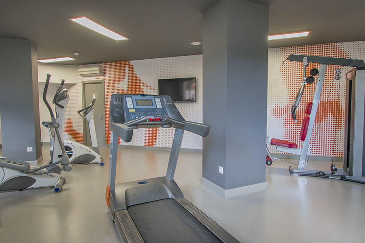 Fitnessapparatuur in een hotel op Tenerife met loopband en hometrainers.