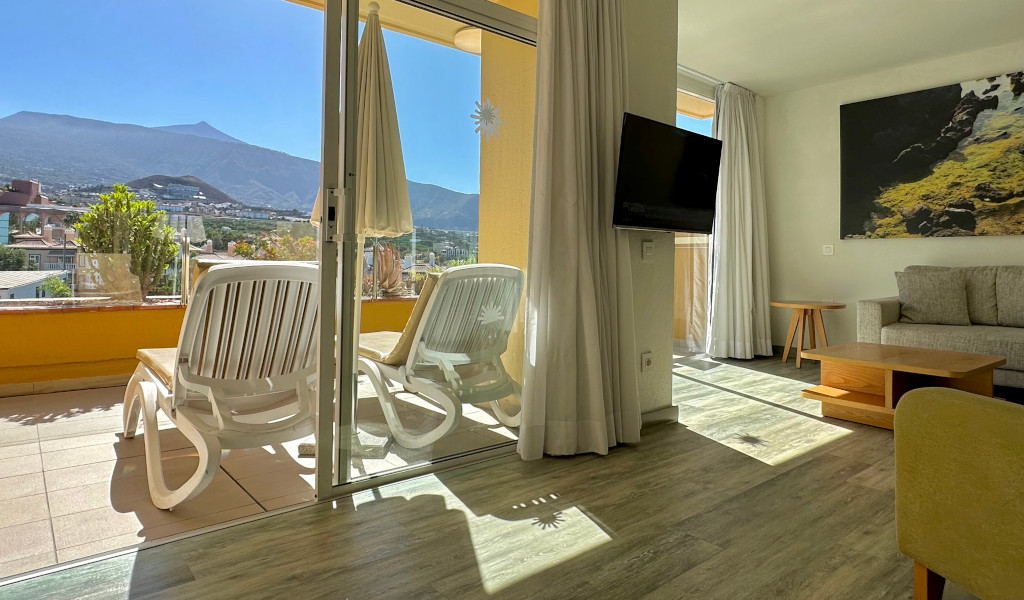 Zonnig terras met uitzicht op de berg Teide op Tenerife vanuit de woonkamer.