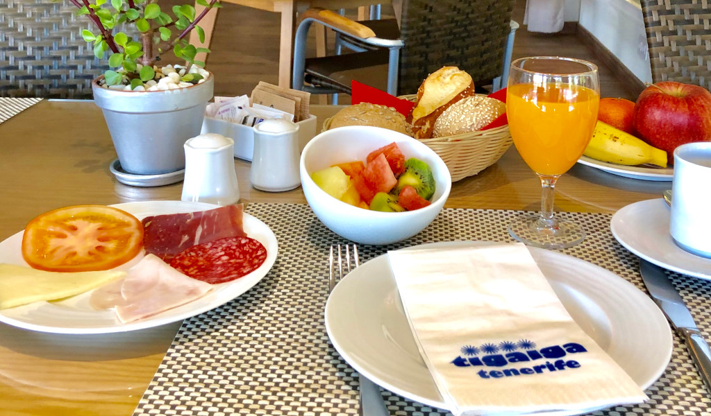 Ontbijt met koudvlees, fruit en sap bij Tagara Tenerife.