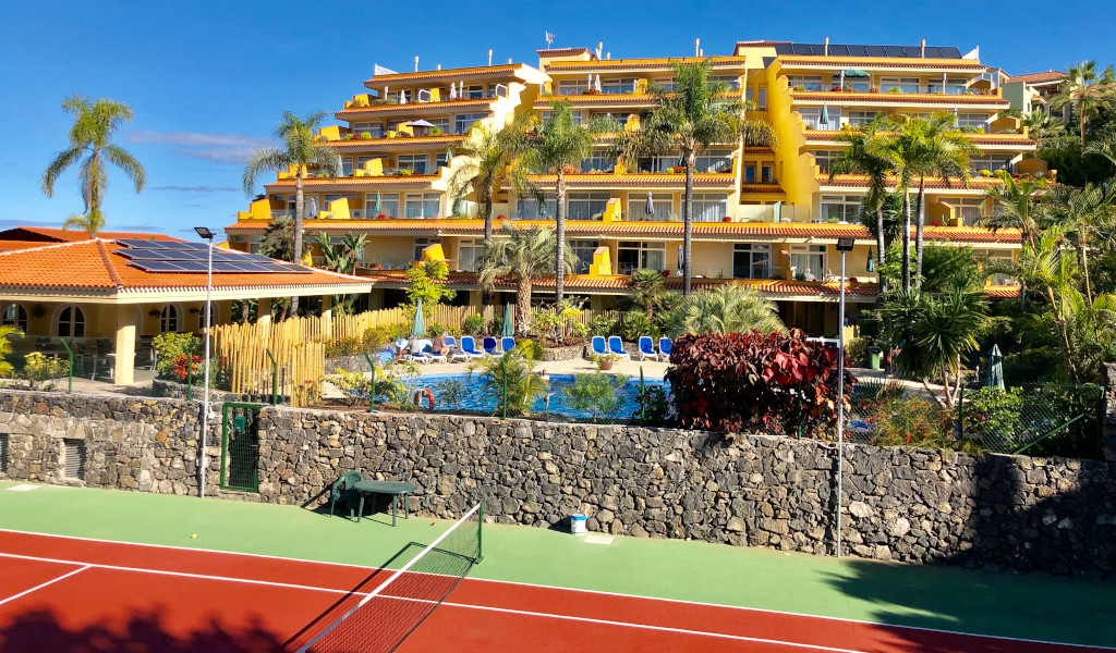 Toeristisch complex met zwembad en tennisbaan op Tenerife.