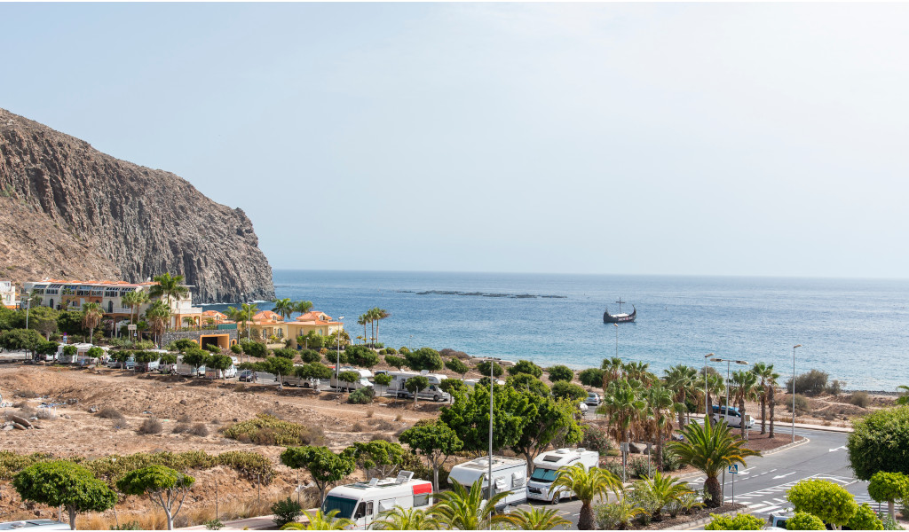 Kustzicht met een piratenschip en kliffen in Los Cristianos, Tenerife.
