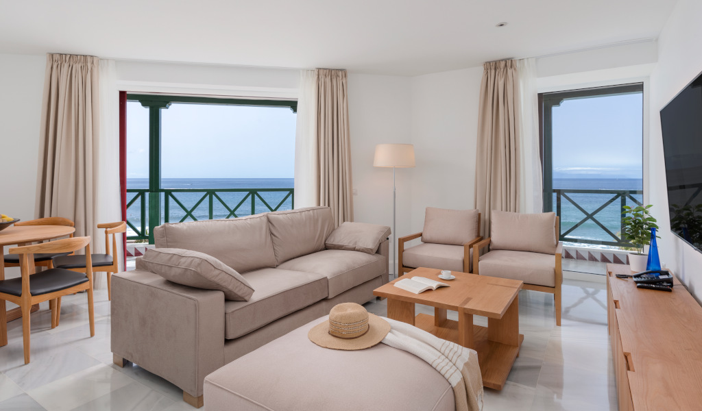 Woonkamer met zeezicht in een appartement op Tenerife, bank en salontafel.