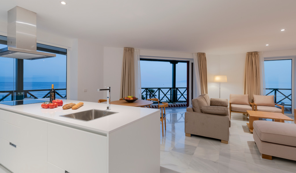 Keuken en woonkamer met zeezicht in een appartement op Tenerife.