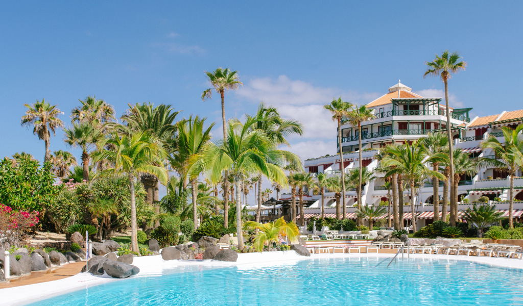 Zwembad en palmbomen voor een hotel op Tenerife.