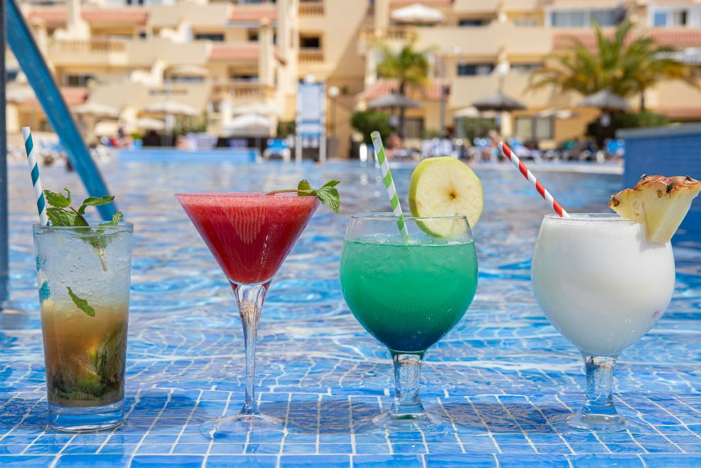 Vier cocktails bij het zwembad in een hotel op Tenerife.