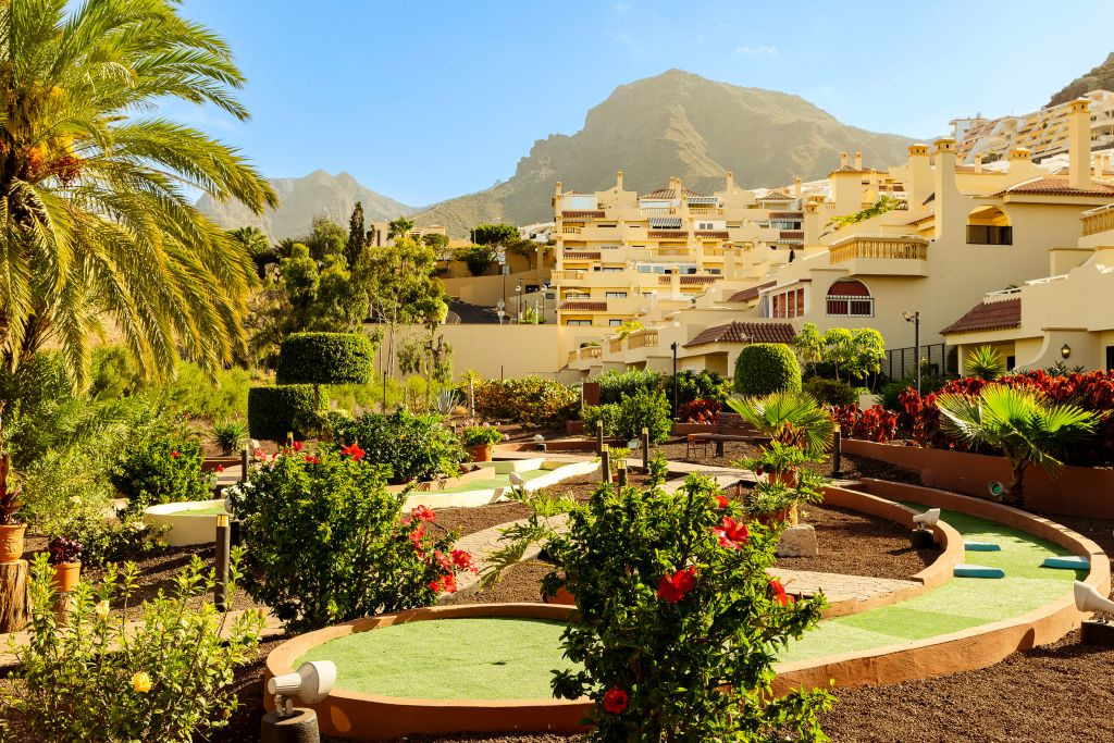 Minigolf omringd door tuinen en bergen in Adeje, Tenerife.