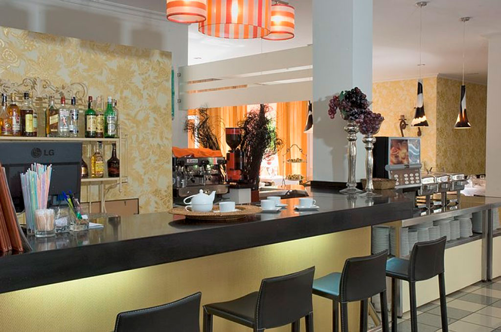 Barcounter met flessen en hoge stoelen in een restaurant op Tenerife.