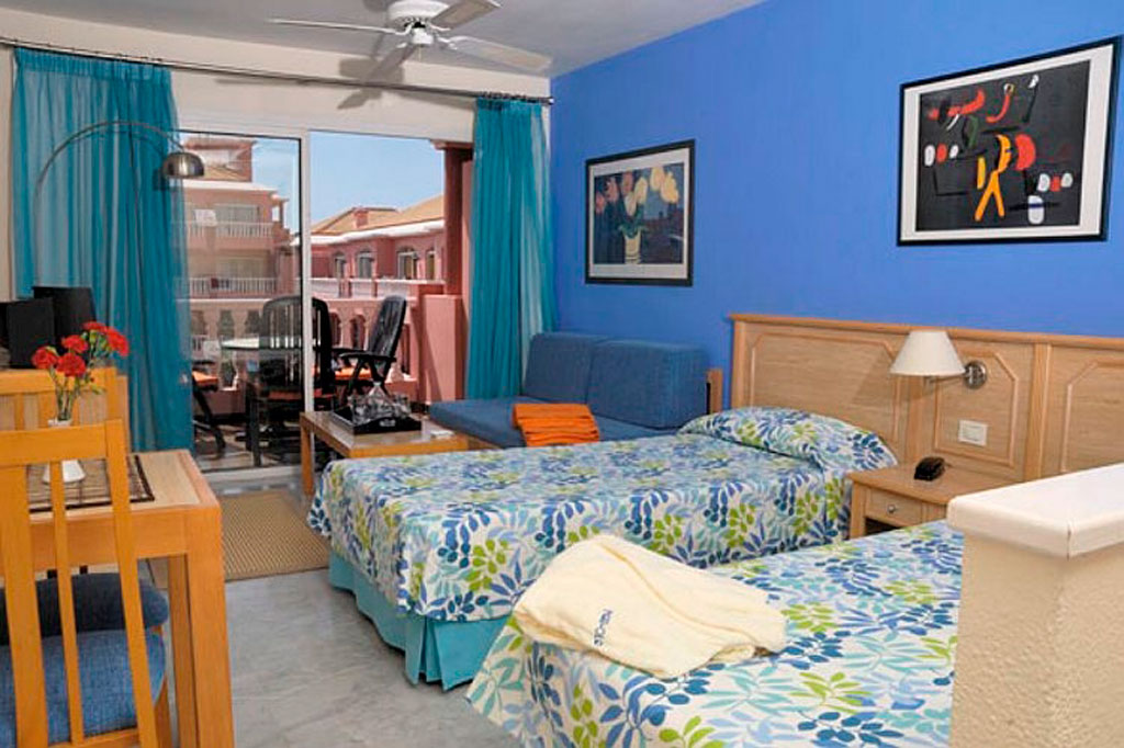 Kamer met twee eenpersoonsbedden en balkon op Tenerife.