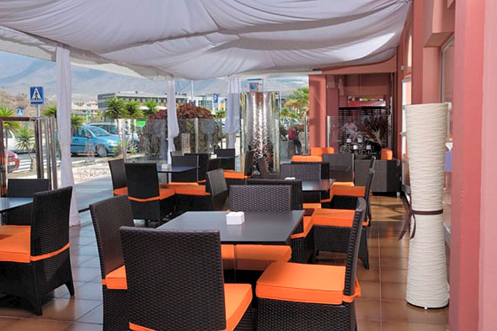 Restaurantterras met tafels en stoelen in Santa Cruz de Tenerife.
