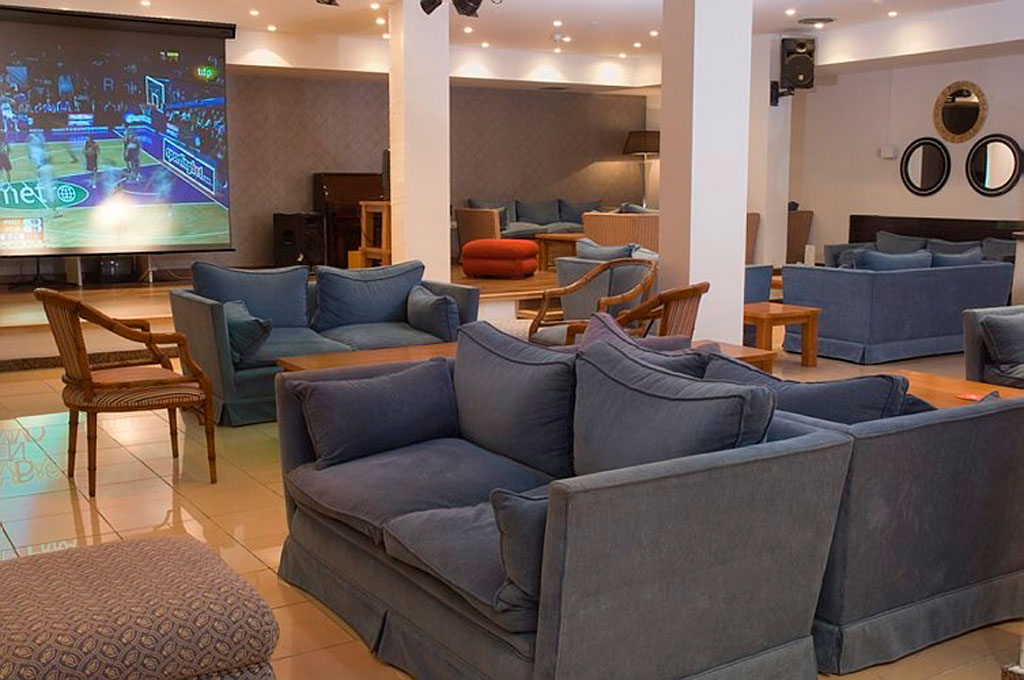 Sofas en groot scherm in een evenementenruimte op Tenerife.