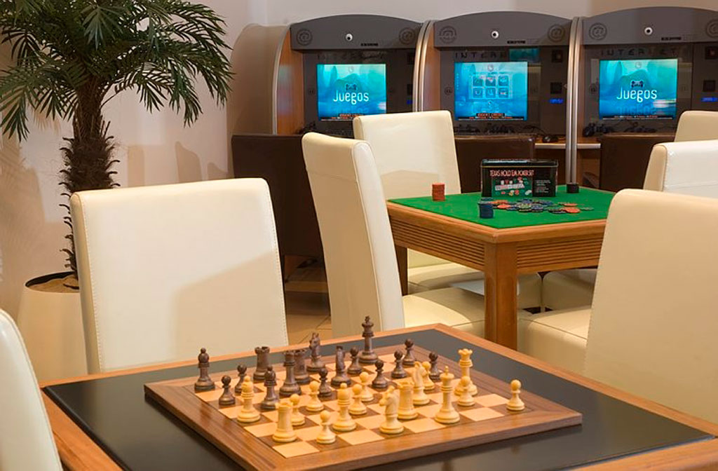 Tafelspellen, zoals schaken en poker, in een casino op Tenerife.