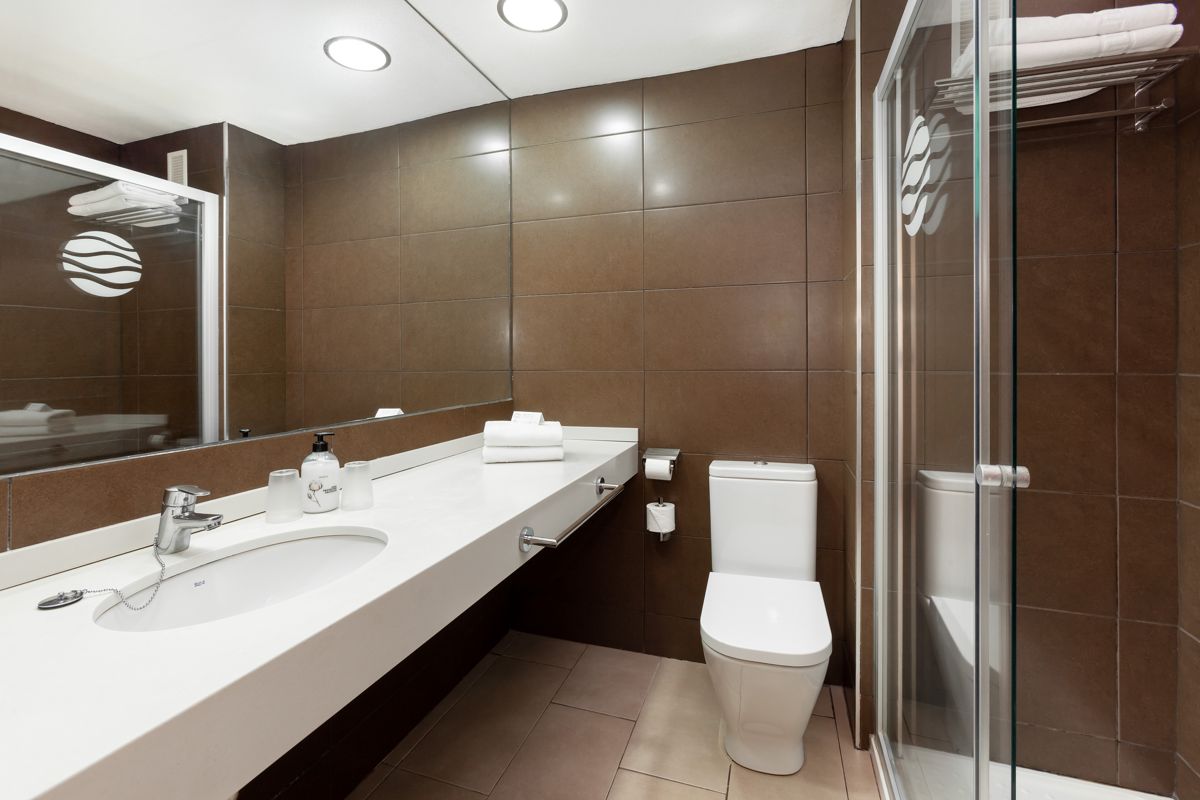 Moderne badkamer met wastafel, toilet en douche in het hotel van Tenerife.