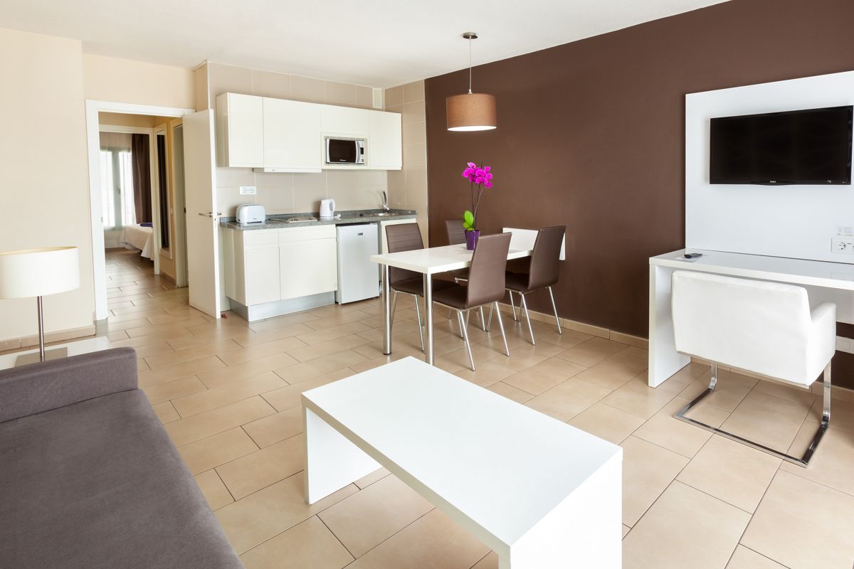 Woonkamer met keuken en eetkamer in een appartement op Tenerife.