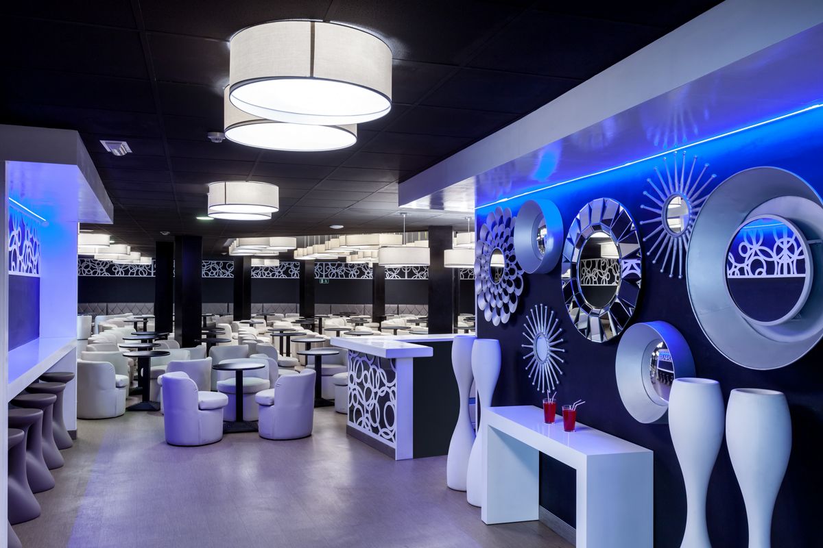 Moderne bar met decoratieve spiegels op Tenerife.