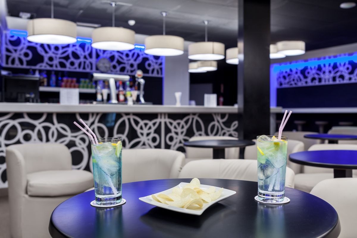 Cocktails en aardappelen aan een tafel in een moderne bar op Tenerife.