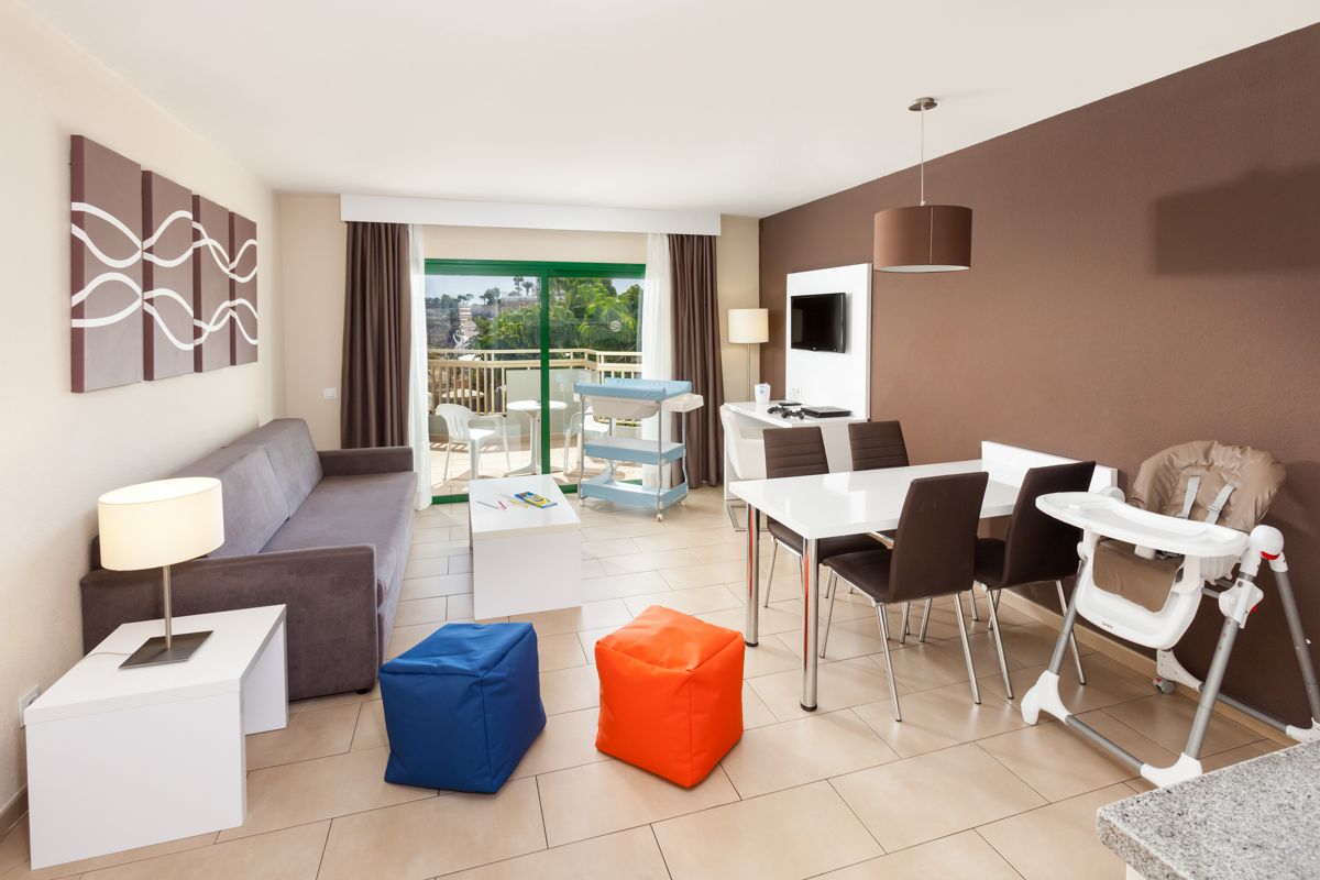 Woonkamer met bank, eettafel en stoelen in een appartement op Tenerife.