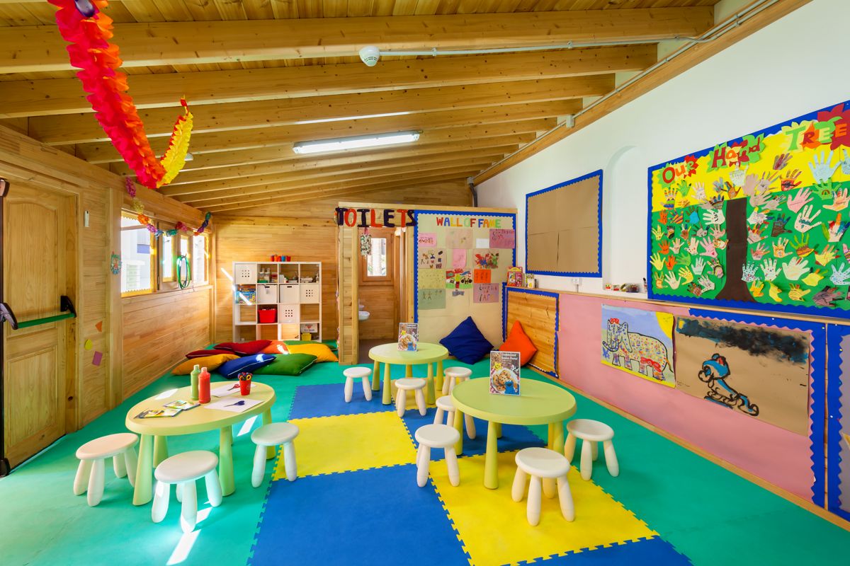 Kleurrijk kinderlokaal op Tenerife met tafels, stoelen en decoraties.