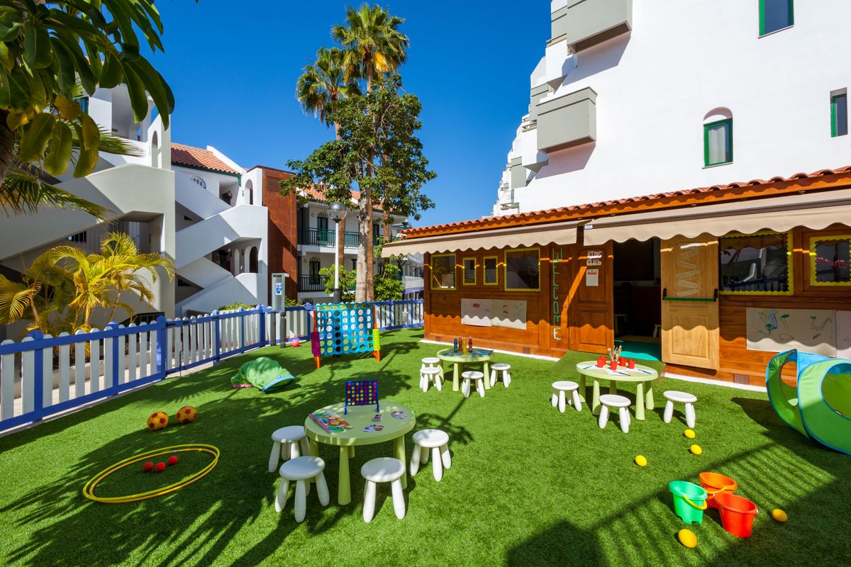 Speeltuin met tafels en speelgoed in het toeristencomplex van Tenerife.
