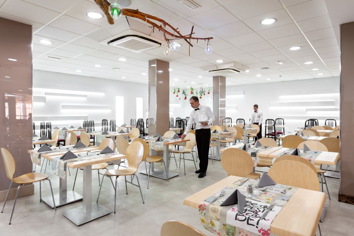 Restaurant met voorbereide tafels en twee obers op Tenerife.