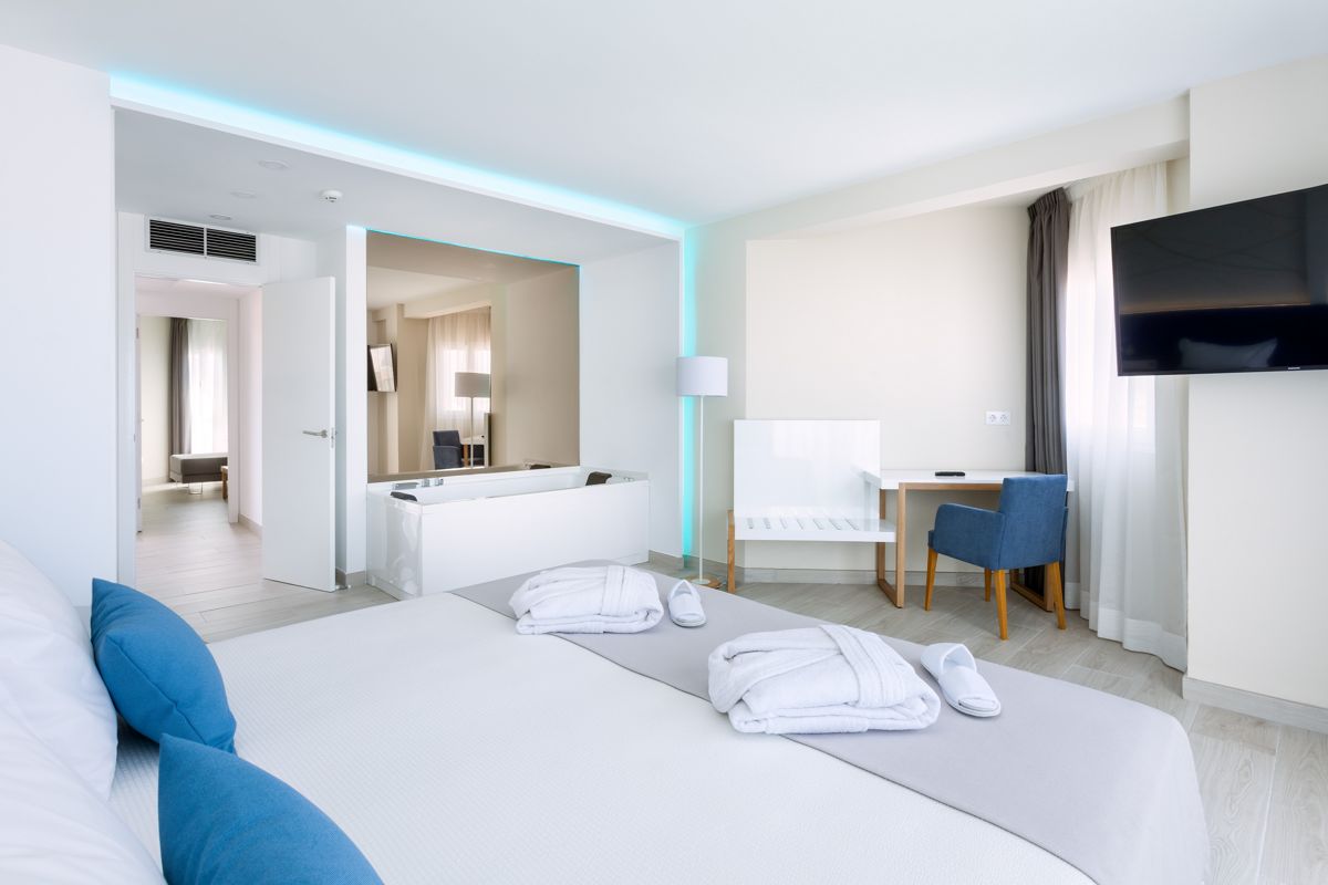 Moderne hotelkamer met bed en bureau op Tenerife.
