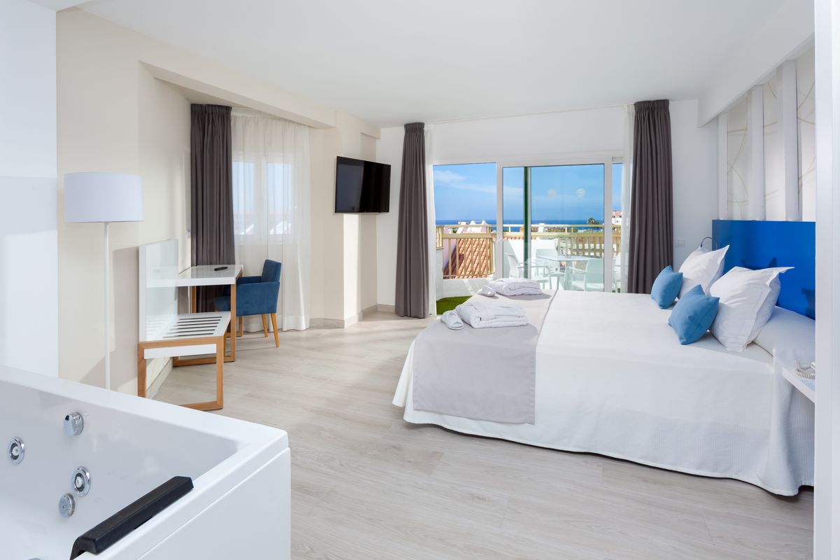 Moderne slaapkamer met jacuzzi en uitzicht op zee op Tenerife.