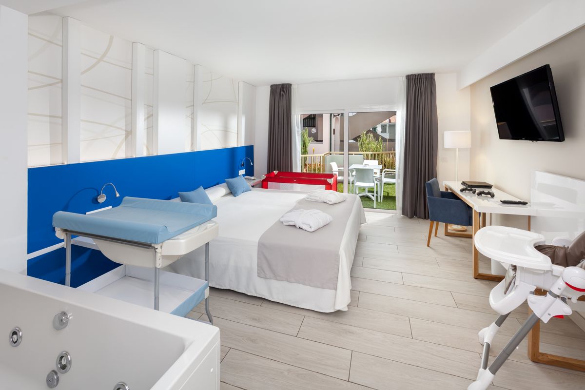 Familiehotelkamer met terras op Tenerife, uitgerust met een veldbed en jacuzzi.