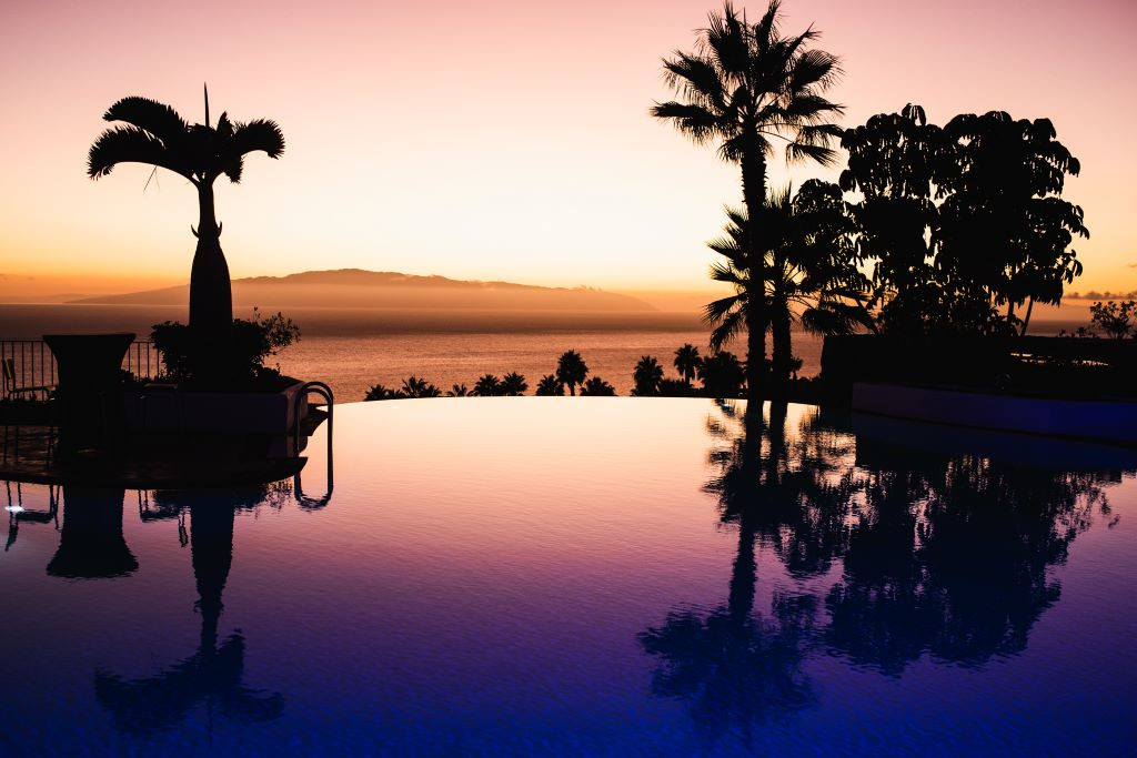 Zonsondergang boven het infinity pool en de zee op Tenerife.