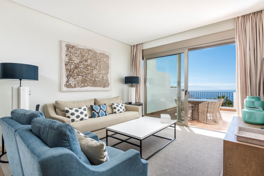 Lichte woonkamer met zeezicht op Tenerife.