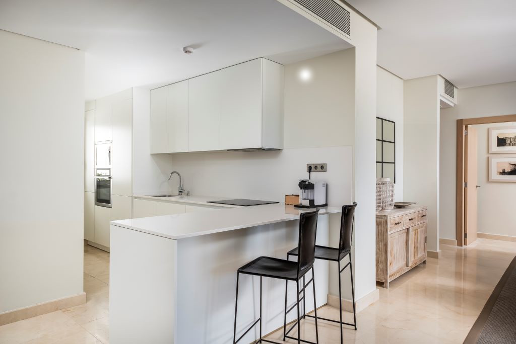 Moderne keuken in Tenerife appartement met bar en hoge stoelen.