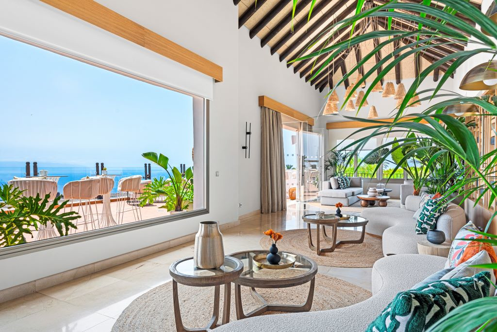 Woonkamer met grote ramen en zeezicht op Tenerife.