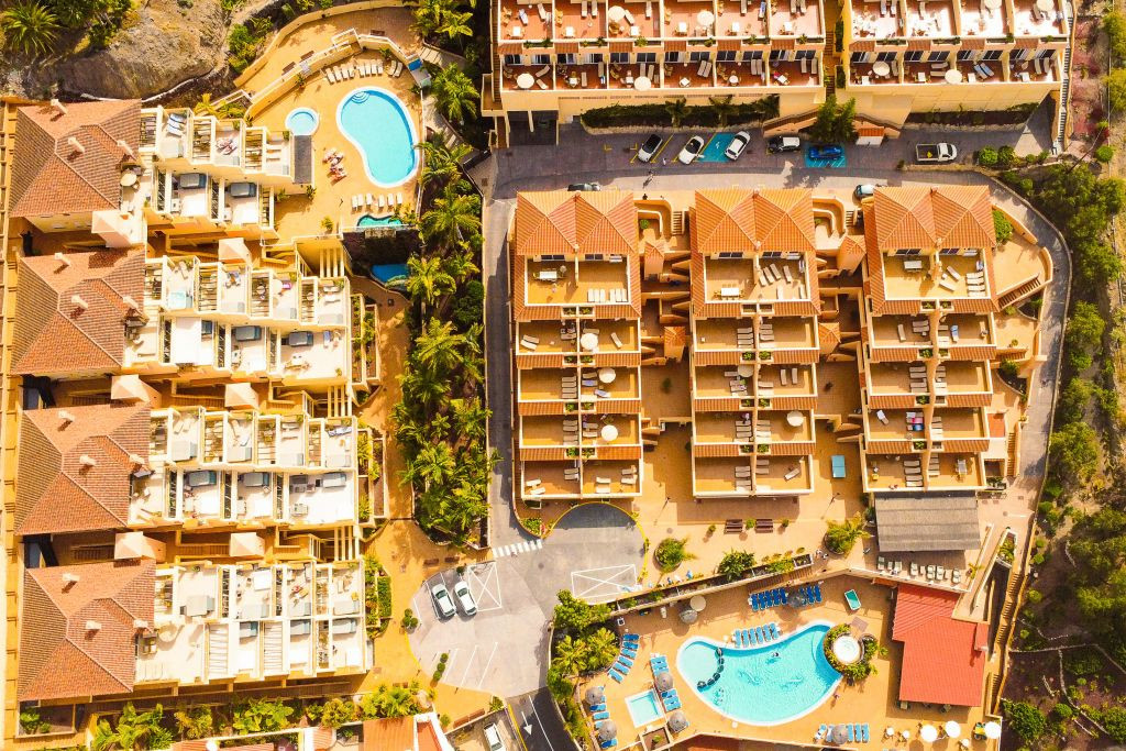 Luchtfoto van een appartementencomplex met zwembaden op Tenerife.