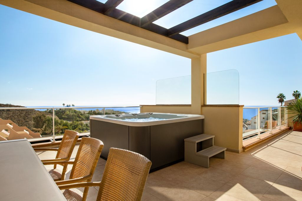 Terras met jacuzzi en uitzicht op de skyline in Costa Adeje, Tenerife.