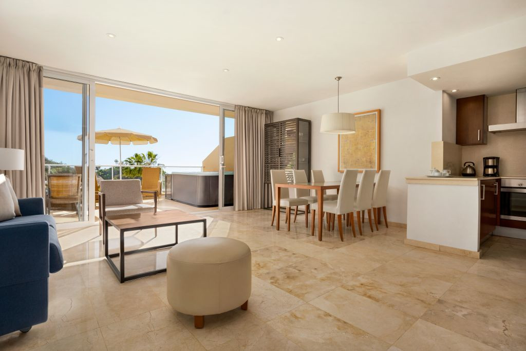 Moderne woonkamer met eetkamer en keuken, terrasuitzicht op Tenerife.