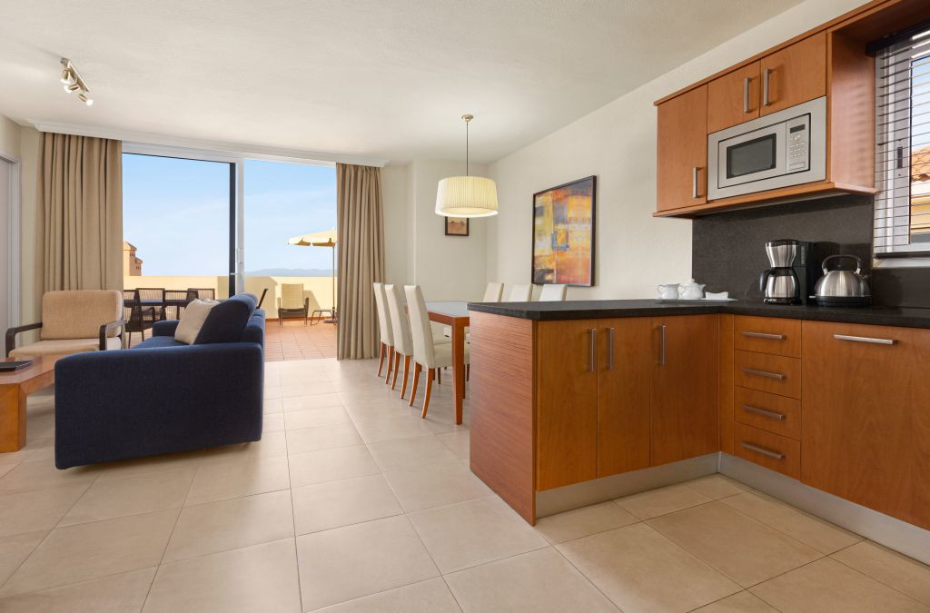 Woonkamer en moderne keuken met balkon met uitzicht op zee op Tenerife.