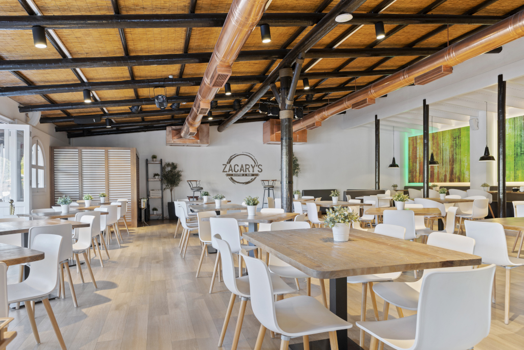 Zacary's restaurant met houten stoelen en tafels op Tenerife.