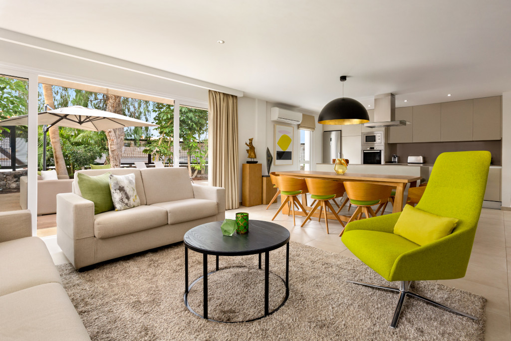 Moderne woonkamer met eethoek en keuken op Tenerife, ruim uitzicht op de buitentuin.