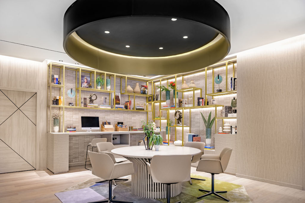 Moderne vergaderruimte met versierde boekenkasten, ronde tafel en stoelen op Tenerife.