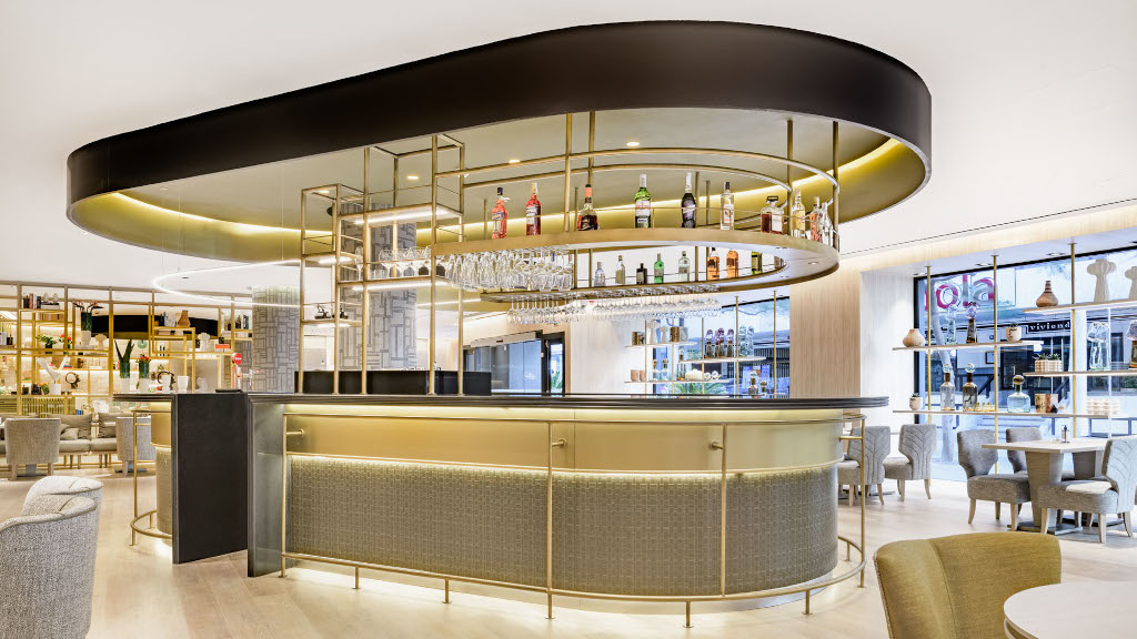 Moderne barcounter met flessen en glazen, een helder ontwerp in Tenerife.