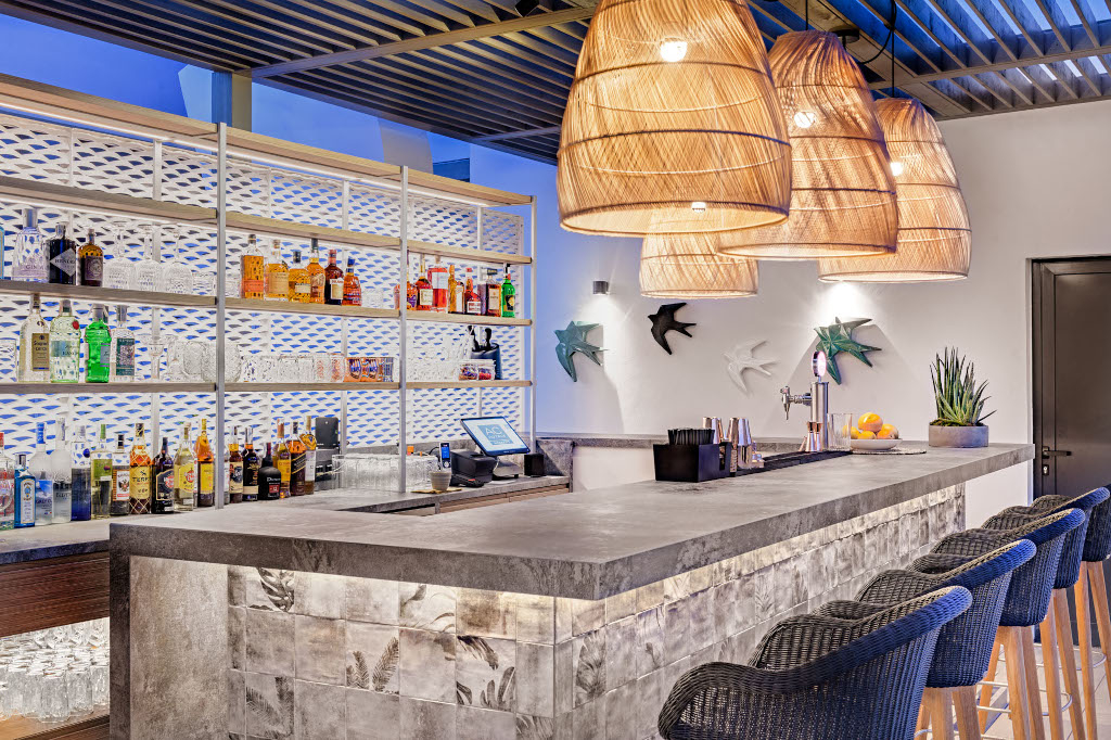 Bar met planken vol alcoholische dranken en lampen op Tenerife.