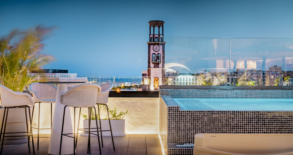 Terras met zwembad en uitzicht op de klokkentoren in Santa Cruz de Tenerife.