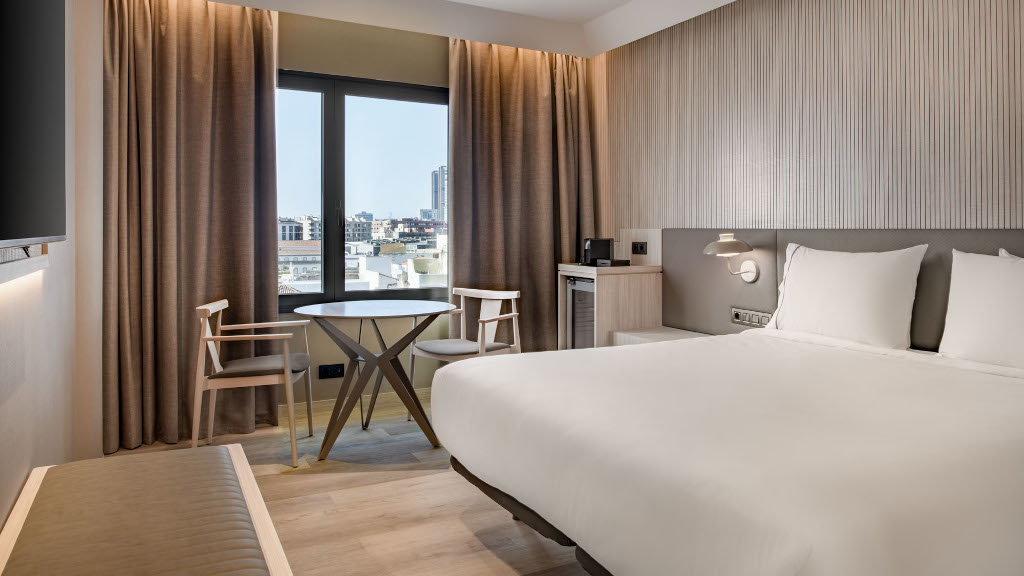 Hotelkamer met tweepersoonsbed en uitzicht op het raam op Tenerife.