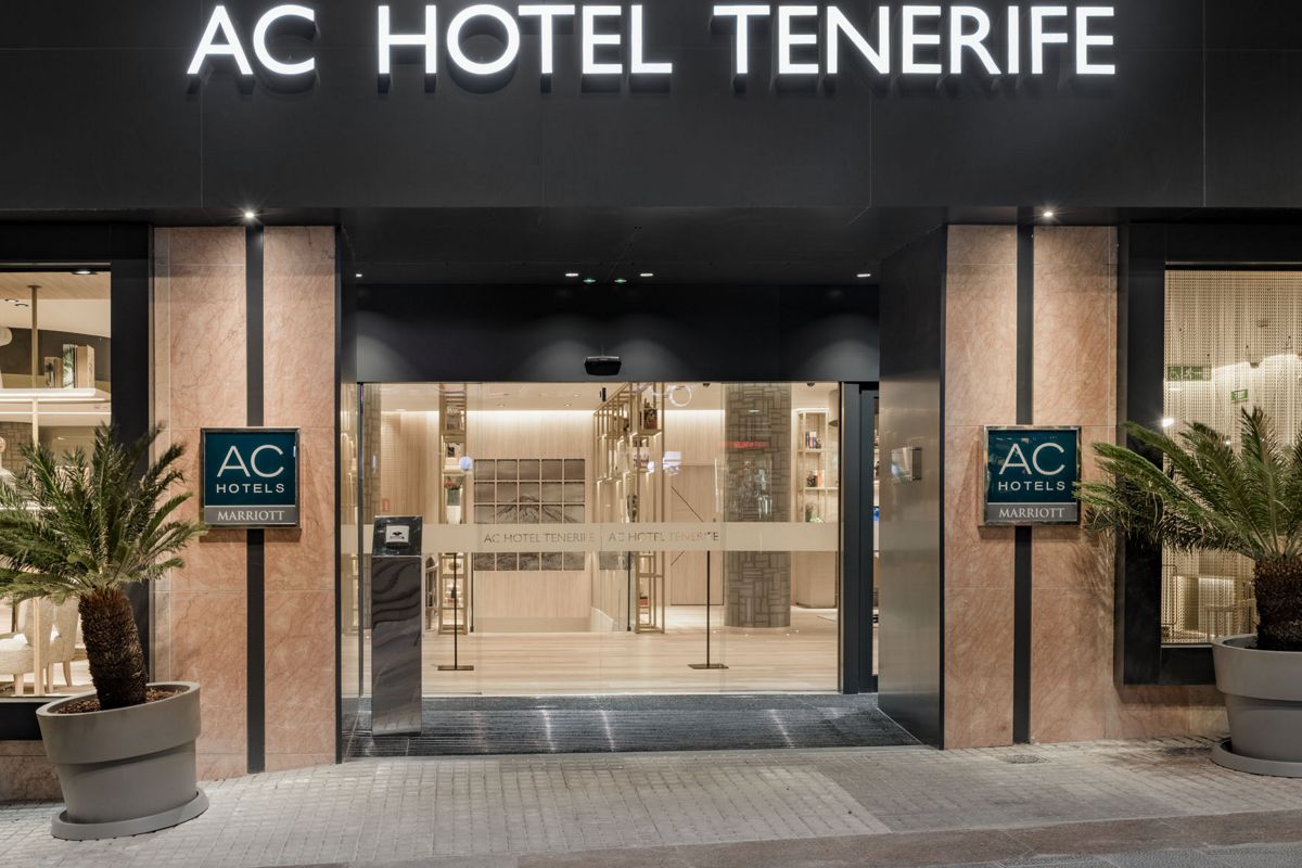 De ingang van het AC Hotel Tenerife op straat was 's nachts verlicht.