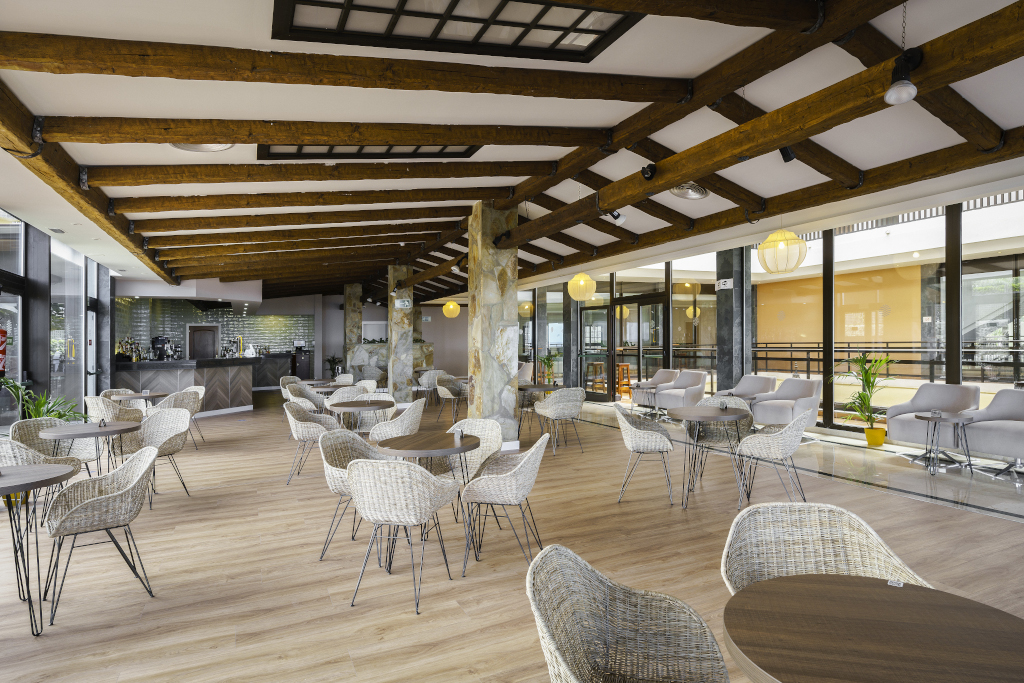 Ruim café met rotan stoelen en tafels op Tenerife.