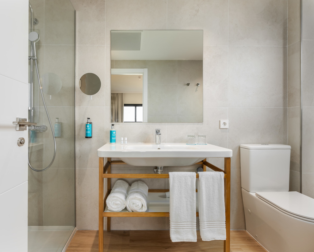Moderne badkamer met spiegel, douche en wastafel in accommodatie op Tenerife.