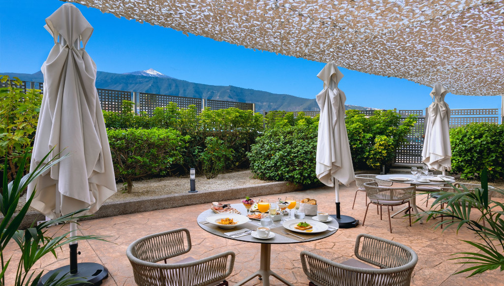 Terras met bediende tafels en uitzicht op de berg Teide op Tenerife.