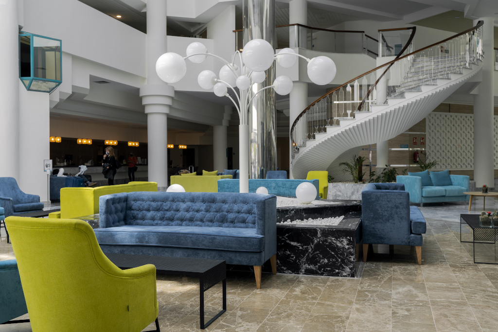 Hotellobby op Tenerife met banken en wenteltrap.